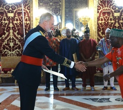 Su Majestad el Rey recibe la Credencial de Okezie Victor Ikpeazu, embajador de la República Federal de Nigeria